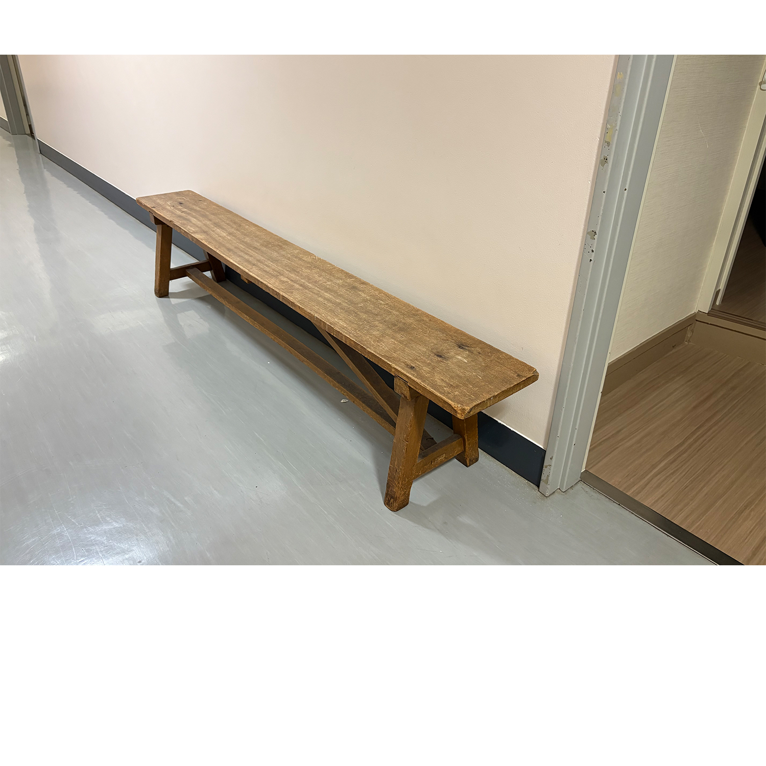 11. 楽屋前ベンチ