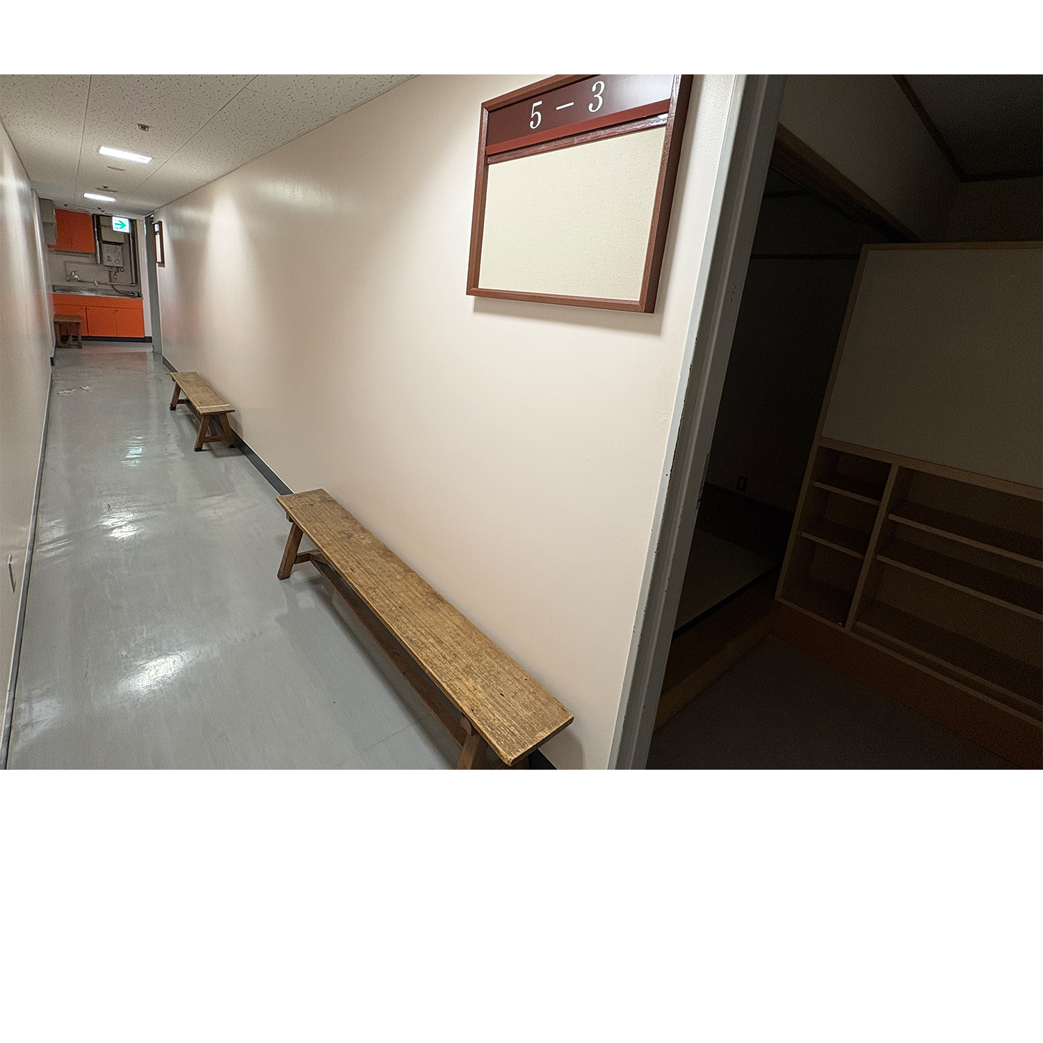 11. 楽屋前ベンチ
