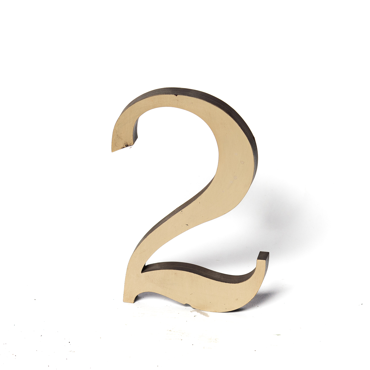 137. 客席扉上数字プレート「2」
