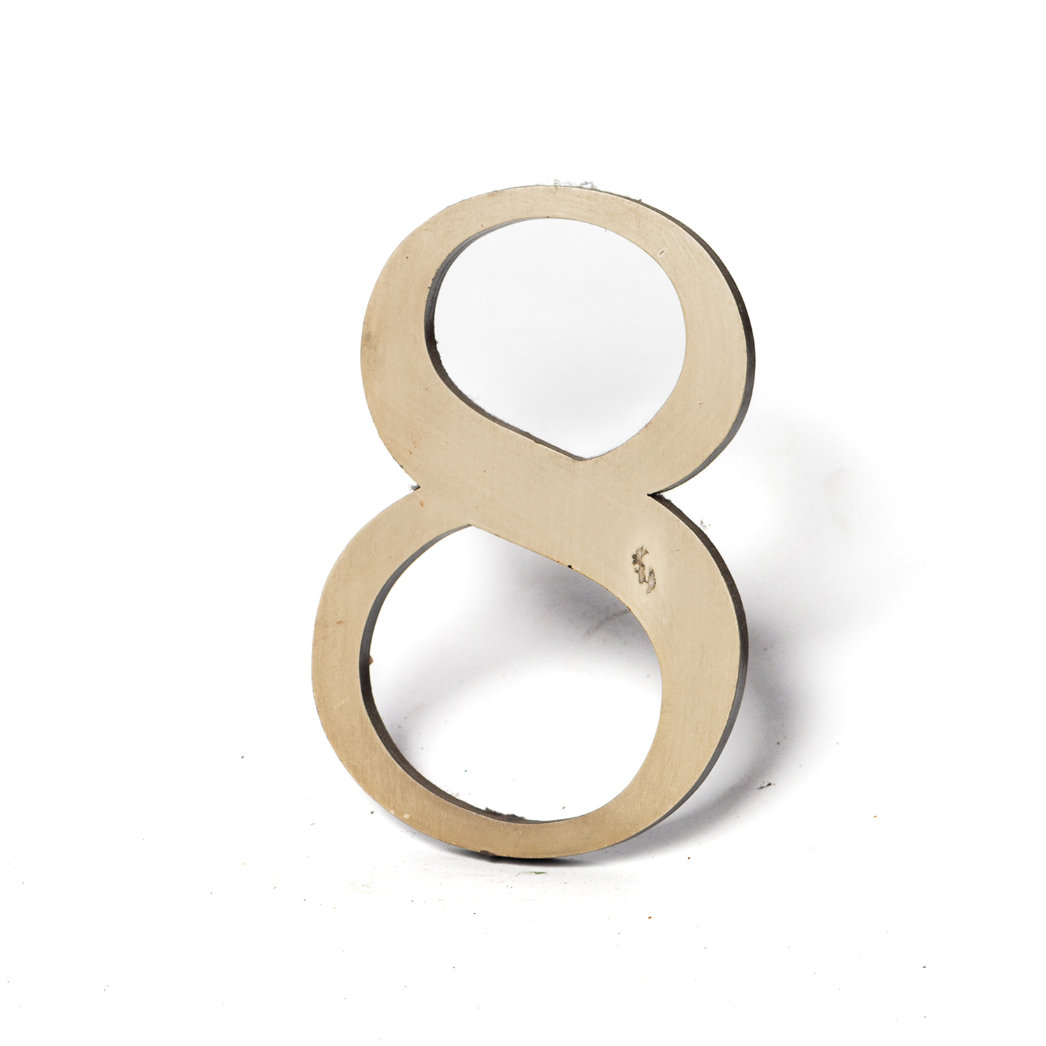 143. 客席扉上数字プレート「8」